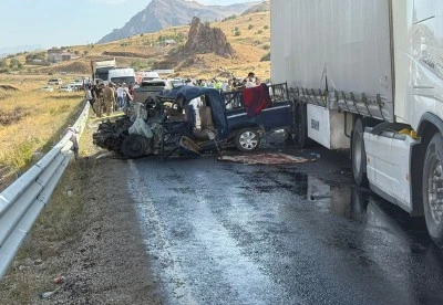  Hakkari'de tır ile pikabın çarpışması sonucu 4 kişi öldü, 1 kişi yaralandı