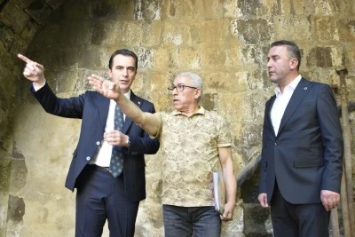 Bitlis Valisi Karakaya, tarihi ve kültürel mekanları ziyaret etti