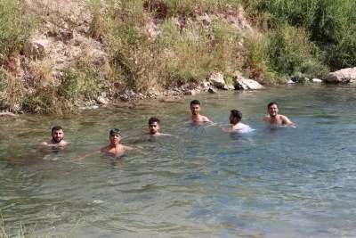 Diyarbakır ve Batman'da sıcaktan bunalanlar süs havuzu ile gölette serinlemeye çalıştı