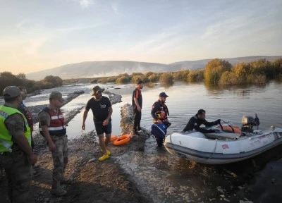 Batman Çayı'nda su debisinin yükselmesiyle mahsur kalan aile kurtarıldı