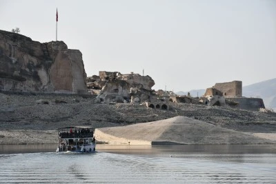 Batman'da öğrenciler Hasankeyf'te tarihi mekanları gezdi, Ilısu Baraj Gölü'nde tekne turu yaptı