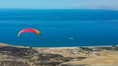 Gökyüzü tutkunu üniversite öğrencileri yamaç paraşütü becerilerini Van'da geliştiriyor