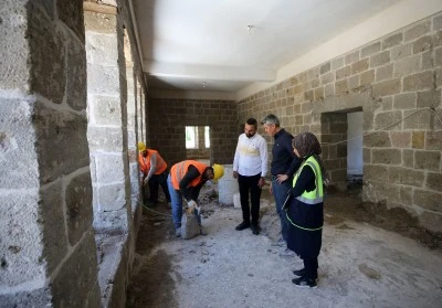 Cumhuriyet'in izlerini taşıyan Bitlis'in &quot;İlk Mektep&quot;i restore ediliyor