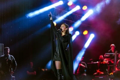 Sanatçı Merve Özbey Mardin Kültür Yolu Festivali'nde konser verdi