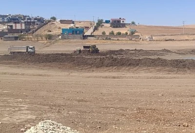 Mardin Büyükşehir Belediyesi Mazıdağı'nda kuruyan gölette temizlik ve ıslah çalışması yaptı