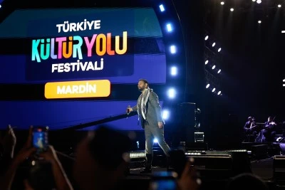 Sanatçı Alişan Mardin Kültür Yolu Festivali'nde konser verdi