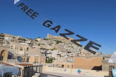 Mardin semalarında &quot;Free Gazze&quot; yazılı uçurtma süzüldü