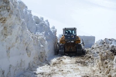 Muş ve&nbsp;Bitlis'te ekipler nisanda karla m&uuml;cadele &ccedil;alışması y&uuml;r&uuml;t&uuml;yor