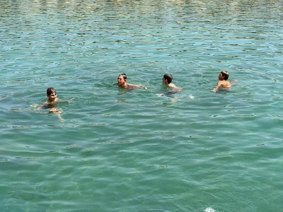 Van Gölü'nde uzun süre yüzen çocukların saçları mineralli suyun ve güneşin etkisiyle sararıyor