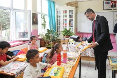 Bitlis Belediye Başkanı Tanğlay, öğrencilere boyama seti dağıttı