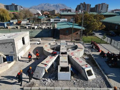 Van depremlerini yaşayan, &quot;asrın felaketi&quot;nde can kurtaran akademisyenler, acı dolu günleri unutamıyor