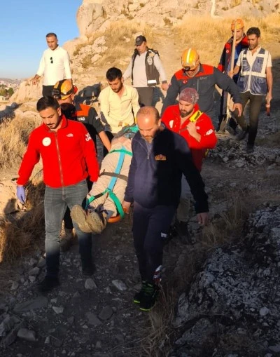 Van Kalesi'nde kayalıktan mağaraya düşen Alman turist hastaneye kaldırıldı