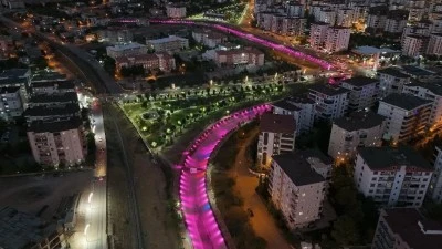 Batman Pembe Işıklarla Aydınlattı!