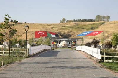 - Bitlis'in Ahlat ilçesinde, Anadolu'nun kapısını Türklere açan Malazgirt Zaferi'nin 954. yıl dönümünün bu yıl daha görkemli kutlanması amacıyla etkinlik alanındaki hazırlıklar tamamlandı