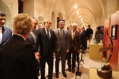 Çalışma ve Sosyal Güvenlik Bakanı Işıkhan, Mardin Kültür Yolu Festivali'nde bazı sergileri gezdi