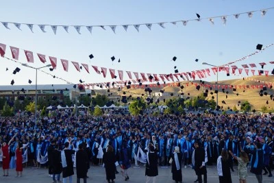 Batman Üniversitesi'nde mezuniyet töreni düzenlendi