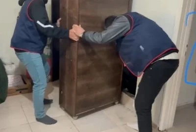 Jandarma operasyonla aranan zanlıları gizli bölmede yakaladı