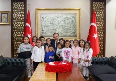 Siirt Valisi Kızılkaya, çocukları makamına kabul etti