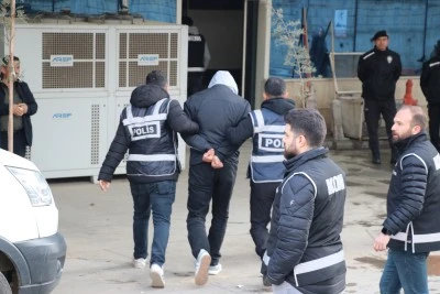 Siirt&nbsp;merkezli "resmi belgede sahtecilik" ve "r&uuml;şvet" soruşturmasında 19 zanlı tutuklandı
