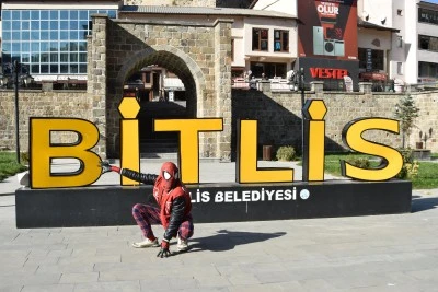 Türkiye'yi gezen &quot;Örümcek Adam&quot; Bitlis'te