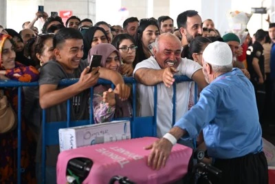 Hacdan dönen anne ve babasını ayaklarına kapanarak karşıladı
