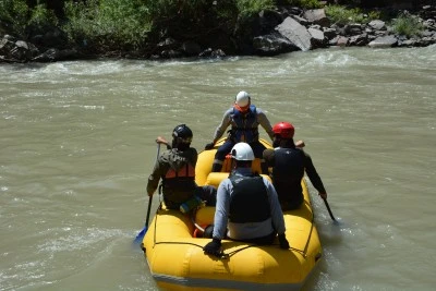 Hakkari'de ekipler, Zap Suyu'nu botla geçerek mezradaki elektrik arızasını giderdi