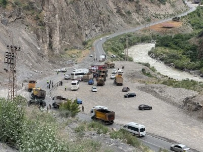 Hakkari'de midibüsün devrilmesi sonucu 12 asker yaralandı