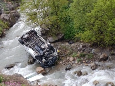 Hakkari'de minibüs uçuruma yuvarlandı: 2 ölü 3 yaralı