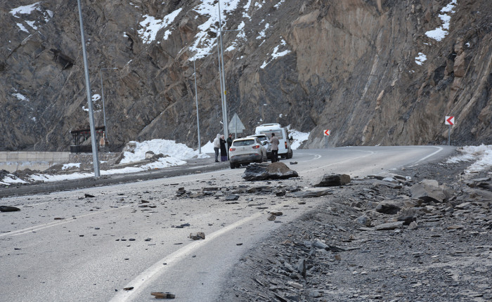 Hakkari'de dağdan kopan kaya otomobile isabet etti
