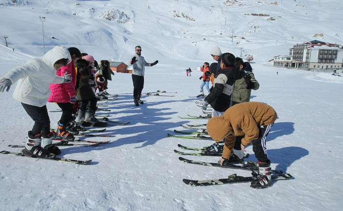 Hakkari'de günde 100 öğrenci kayakla buluşturuluyor