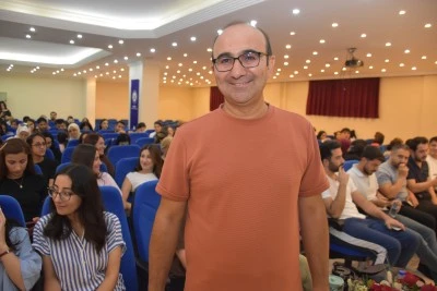 Hamza &ouml;ğretmen 22 yıldır sınavlara hazırlanan gen&ccedil;lere &uuml;cretsiz ders veriyor
