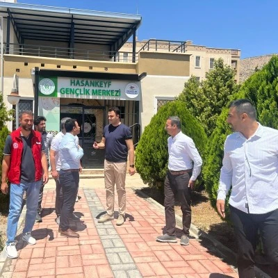 Hasankeyf Kaymakamı İmrak, hizmete açılacak gençlik merkezinde incelemelerde bulundu