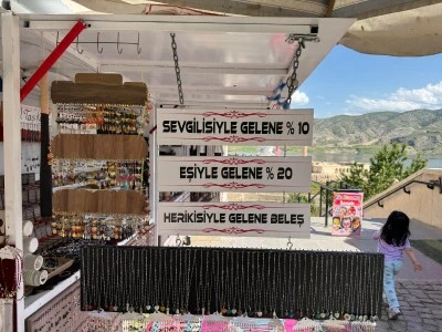 Hasankeyf&rsquo;te G&ouml;reni G&uuml;ld&uuml;ren Tabela: &ldquo;Her İkisiyle Gelene Bedava&rdquo;