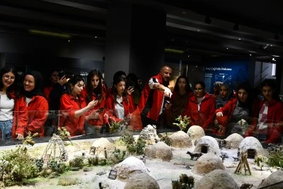 Hasankeyf'te öğrenciler Cumhuriyet'in 102. yılında tarihi yapılarda bayrak yürüyüşü yaptı