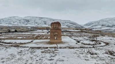 Hasankeyf'te tarihi yapılar beyaz &ouml;rt&uuml;yle kaplandı
