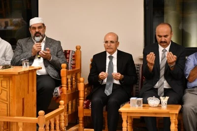 Hazine ve Maliye Bakanı Şimşek, Batman'da vefat eden yeğeninin taziyesine katıldı