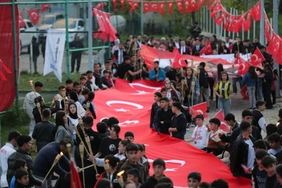 Hizan'da 40 metre uzunluğundaki T&uuml;rk bayrağıyla kortej y&uuml;r&uuml;y&uuml;ş&uuml; yapıldı