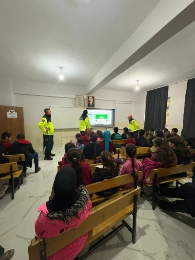 Hizan'da köy okulundaki öğrencilere trafik eğitimi verildi