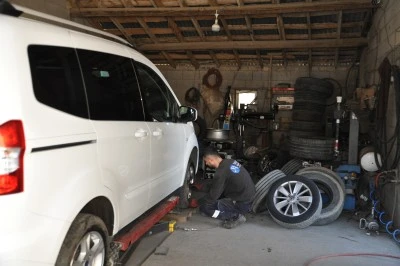 Hizan'da lastikçilerde &quot;kış lastiği&quot; yoğunluğu yaşanıyor