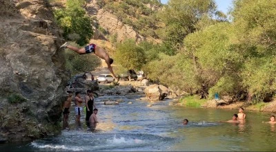 Hizan'da sıcaktan bunalan çocuklar derede serinliyor