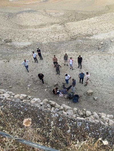 Hizan'da tarım aracının bariyere çarpması sonucu sürücü yaralandı