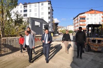 Hizan'da yol çalışmaları sürüyor