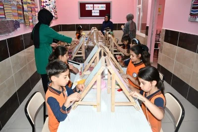 İlkokul öğrencileri dokudukları kilimlerle el becerilerini ve hayal güçlerini geliştiriyor