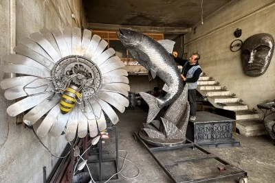 İranlı heykeltıraş 350 kilogramlık hurda demirden &quot;inci kefali&quot; heykeli yaptı