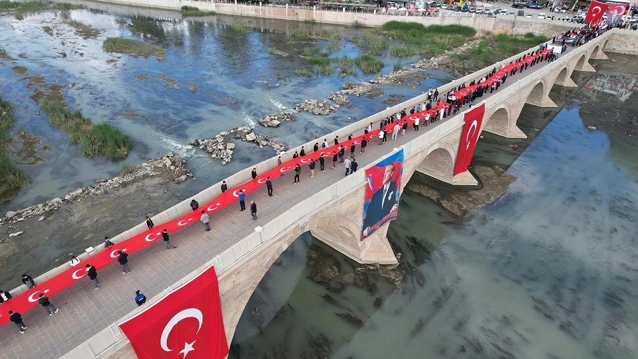 JAK timi, Muradiye Şelalesi'ndeki asma köprüde Türk bayrağı dalgalandırdı