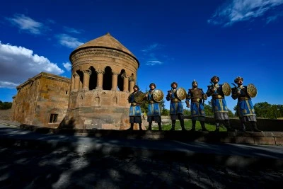 Jandarma personeli Selçuklu Meydan Mezarlığı'nda &quot;saygı nöbeti&quot; tutuyor