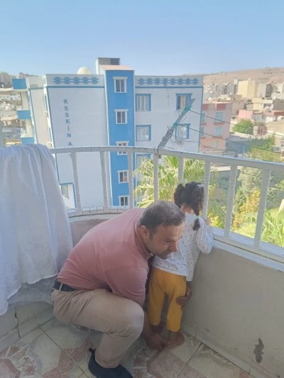 Kafası demir korkuluğa sıkışan çocuğu itfaiye kurtardı