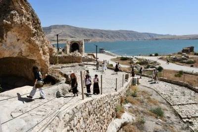 Kamp i&ccedil;in Hasankeyf'e gelen gen&ccedil;ler y&ouml;renin tarihi ve doğal g&uuml;zelliklerine hayran kaldı