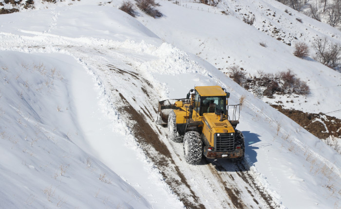 "Kar kaplanları" Siirt'te kapanan yolları açmak için gece gündüz mesaide
