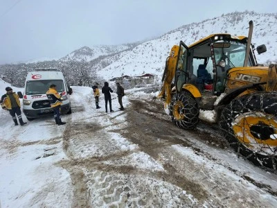 Karda Mahsur Kalan Vatandaşlar Ekiplerin &Ccedil;alışmasıyla Kurtarıldı